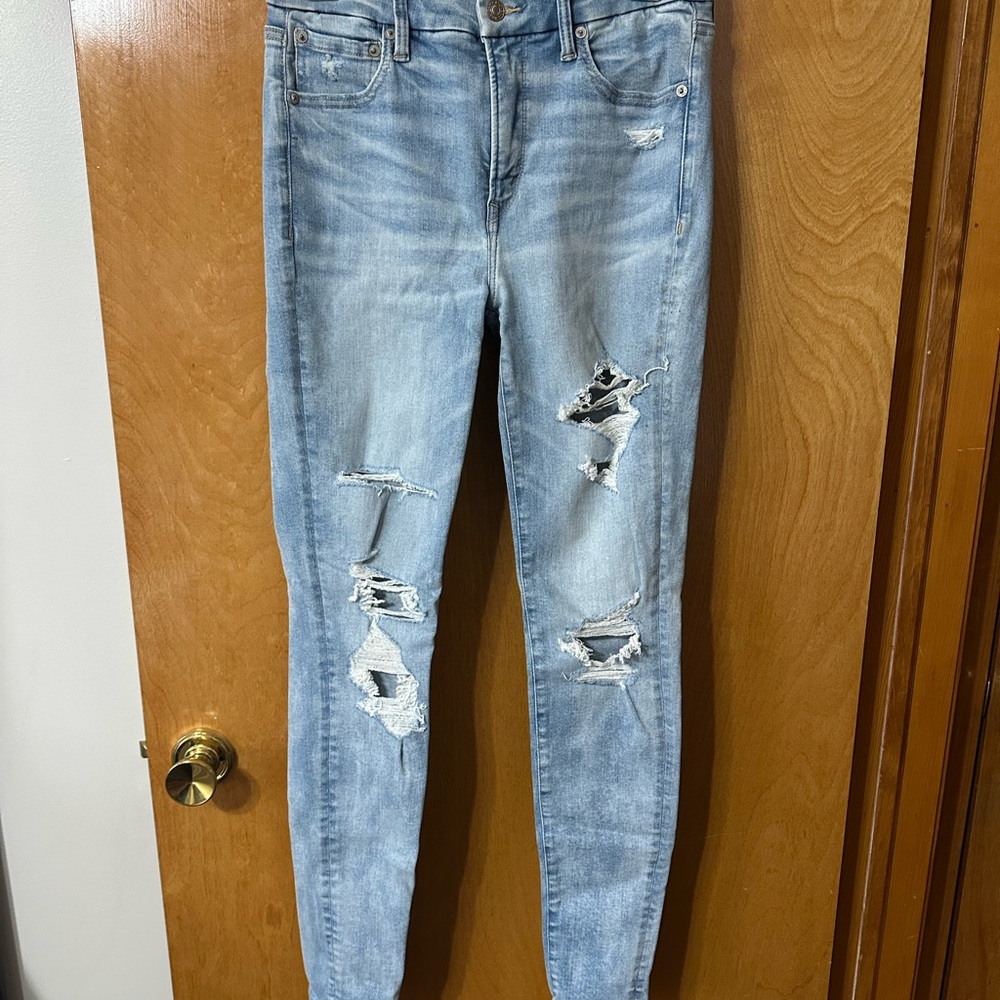American Eagle Outfitters Light Blue Distressed Skinny Jeans - size 8 LONG